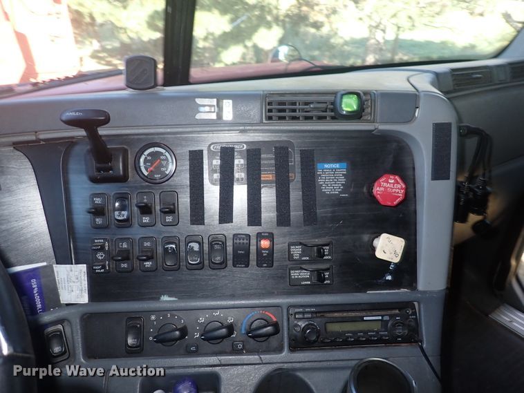 image for item DL7644 2010 Freightliner Columbia  semi truck