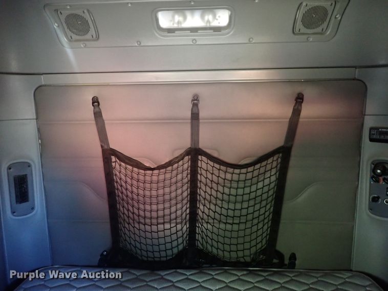 image for item DL7644 2010 Freightliner Columbia  semi truck