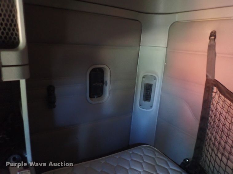 image for item DL7644 2010 Freightliner Columbia  semi truck