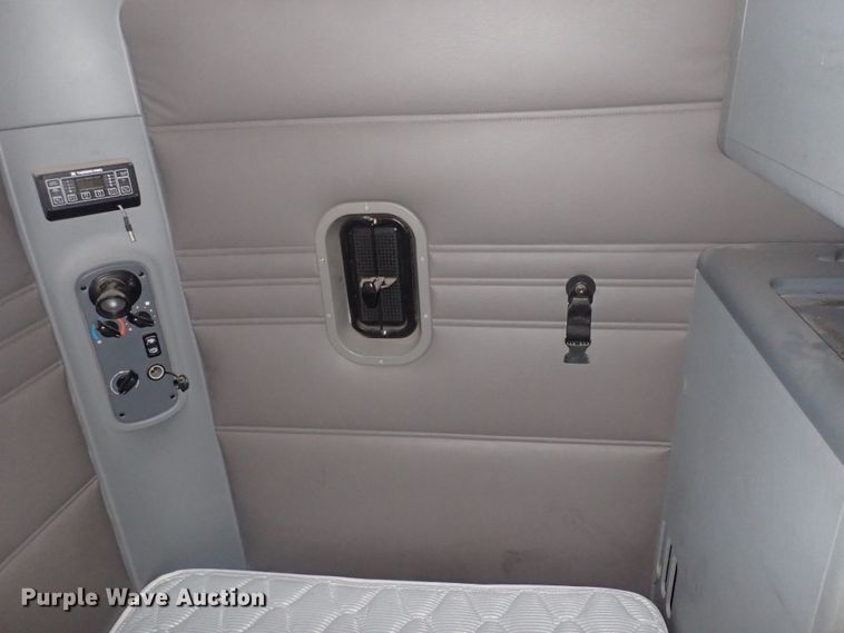 image for item DL7644 2010 Freightliner Columbia  semi truck