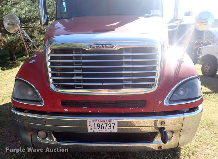 image for item DL7644 2010 Freightliner Columbia  semi truck