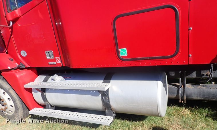 image for item DL7644 2010 Freightliner Columbia  semi truck