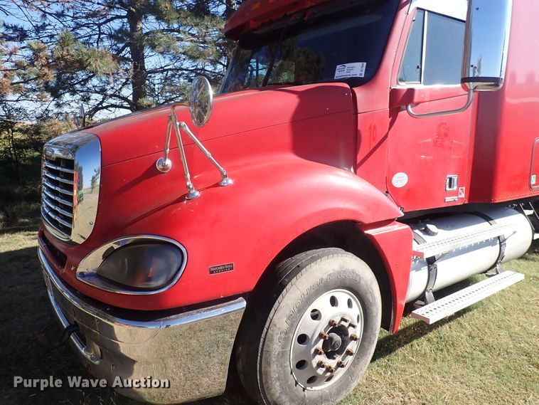 image for item DL7644 2010 Freightliner Columbia  semi truck