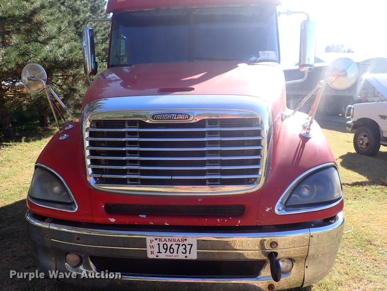 image for item DL7644 2010 Freightliner Columbia  semi truck