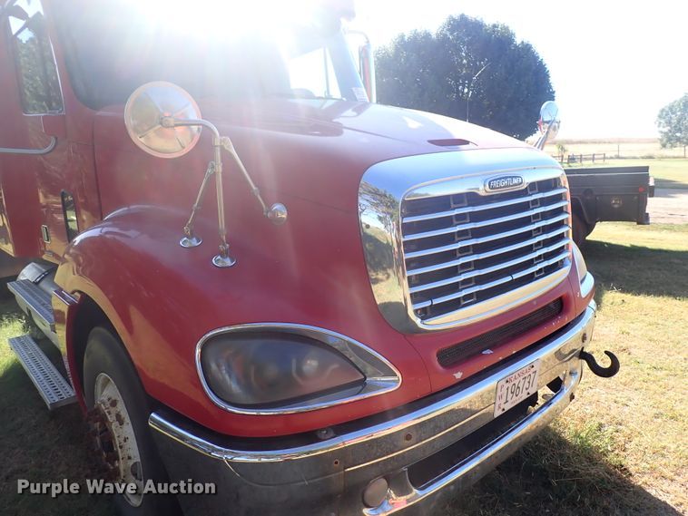 image for item DL7644 2010 Freightliner Columbia  semi truck
