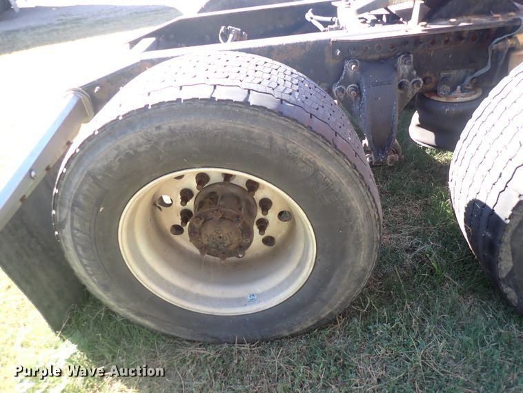 image for item DL7644 2010 Freightliner Columbia  semi truck