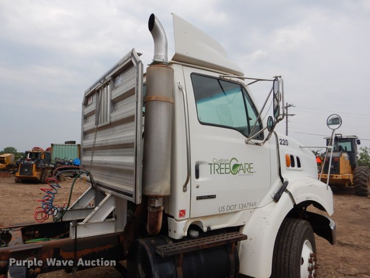 image for item DM4342 2002 Sterling A9500  semi truck