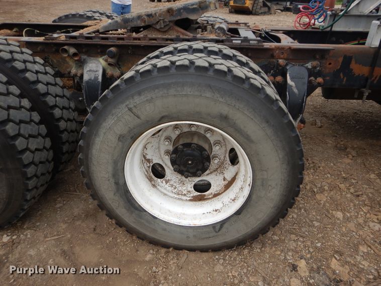 image for item DM4342 2002 Sterling A9500  semi truck