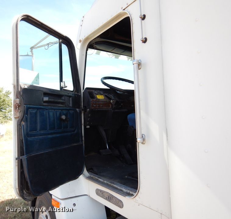 image for item DM5117 1996 Freightliner FLD112  semi truck