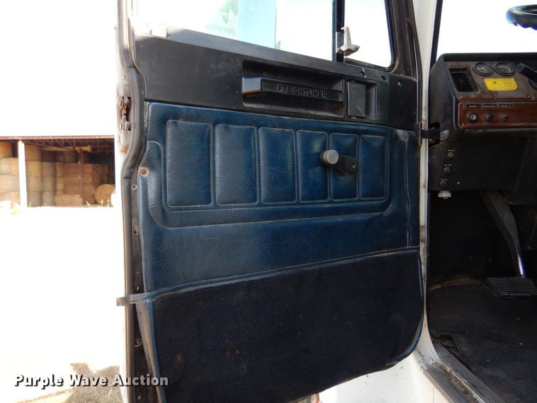 image for item DM5117 1996 Freightliner FLD112  semi truck