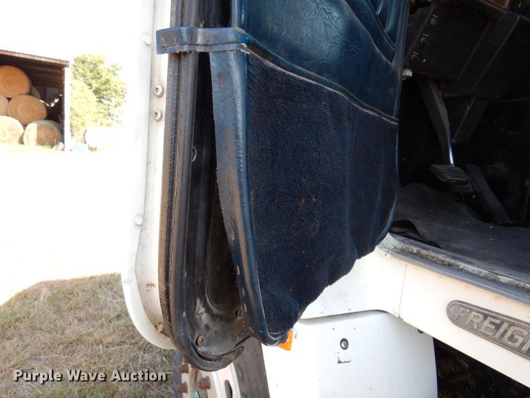 image for item DM5117 1996 Freightliner FLD112  semi truck