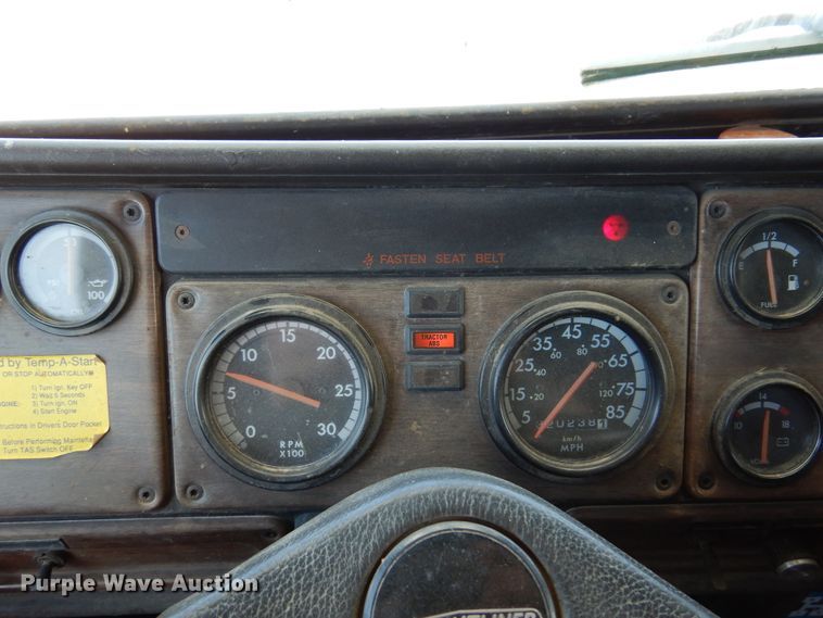 image for item DM5117 1996 Freightliner FLD112  semi truck