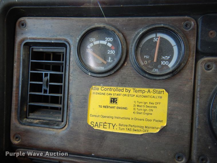 image for item DM5117 1996 Freightliner FLD112  semi truck