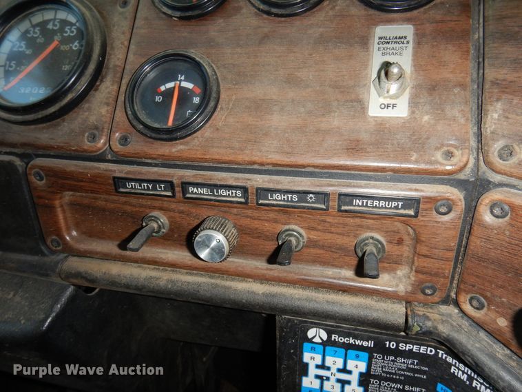 image for item DM5117 1996 Freightliner FLD112  semi truck