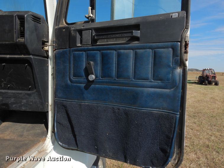 image for item DM5117 1996 Freightliner FLD112  semi truck