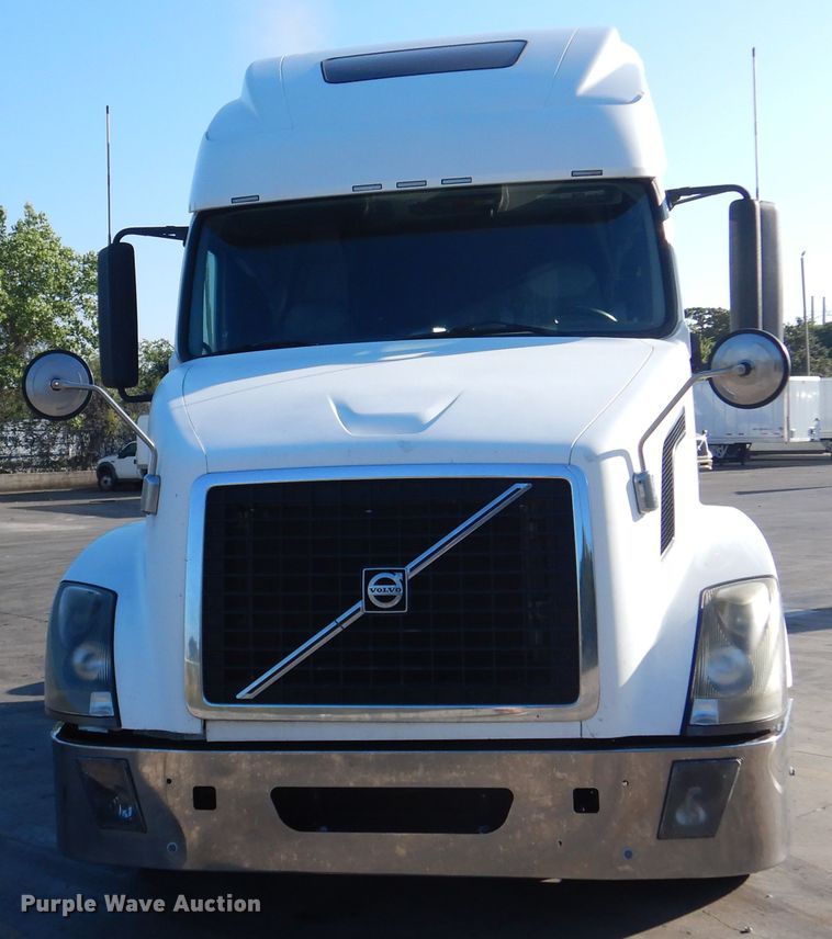 image for item DM6466 2012 Volvo VNL  semi truck