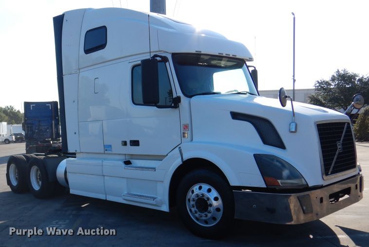 image for item DM6466 2012 Volvo VNL  semi truck