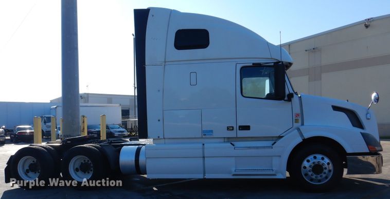 image for item DM6466 2012 Volvo VNL  semi truck