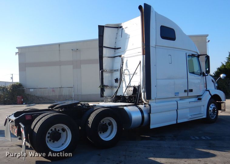 image for item DM6466 2012 Volvo VNL  semi truck