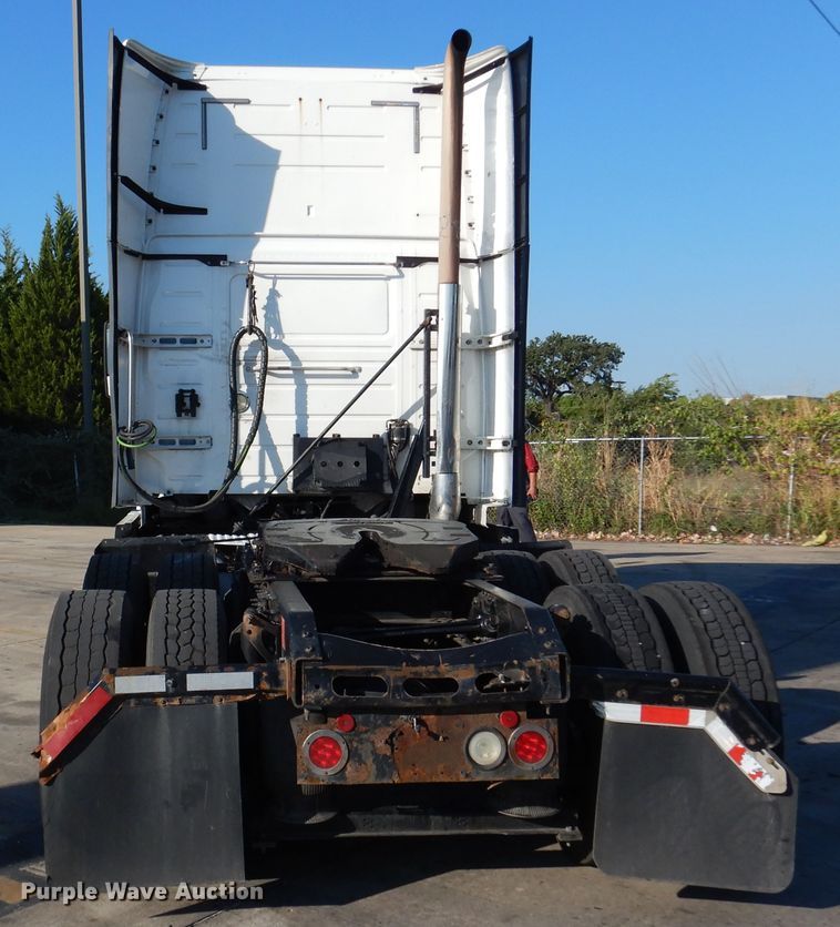 image for item DM6466 2012 Volvo VNL  semi truck