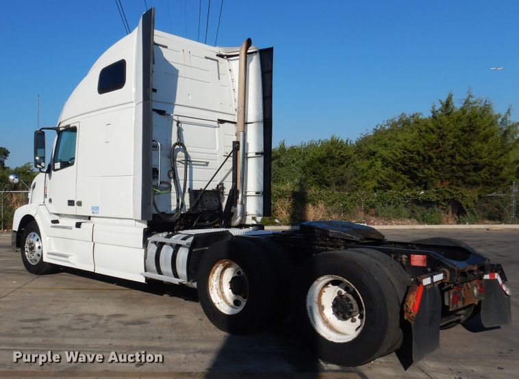 image for item DM6466 2012 Volvo VNL  semi truck