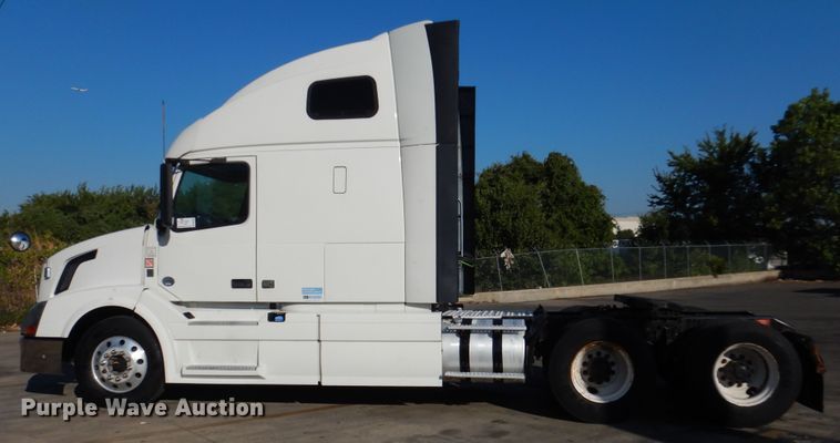 image for item DM6466 2012 Volvo VNL  semi truck