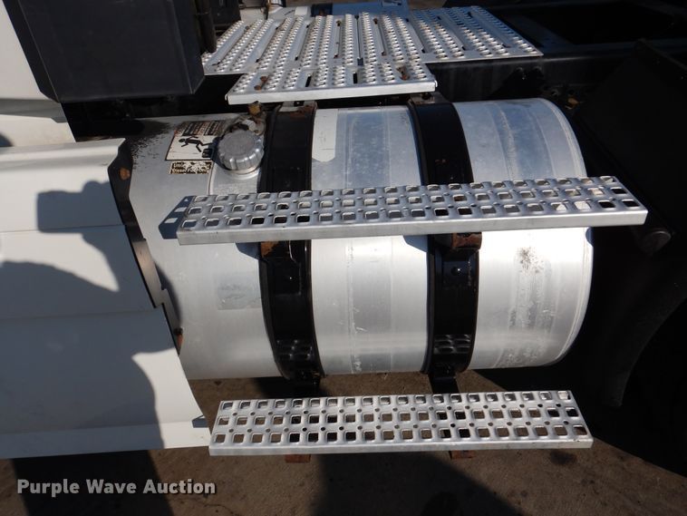 image for item DM6466 2012 Volvo VNL  semi truck