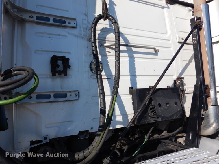 image for item DM6466 2012 Volvo VNL  semi truck