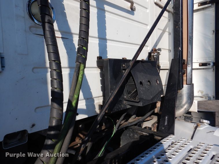 image for item DM6466 2012 Volvo VNL  semi truck