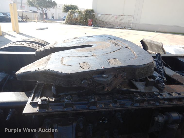 image for item DM6466 2012 Volvo VNL  semi truck