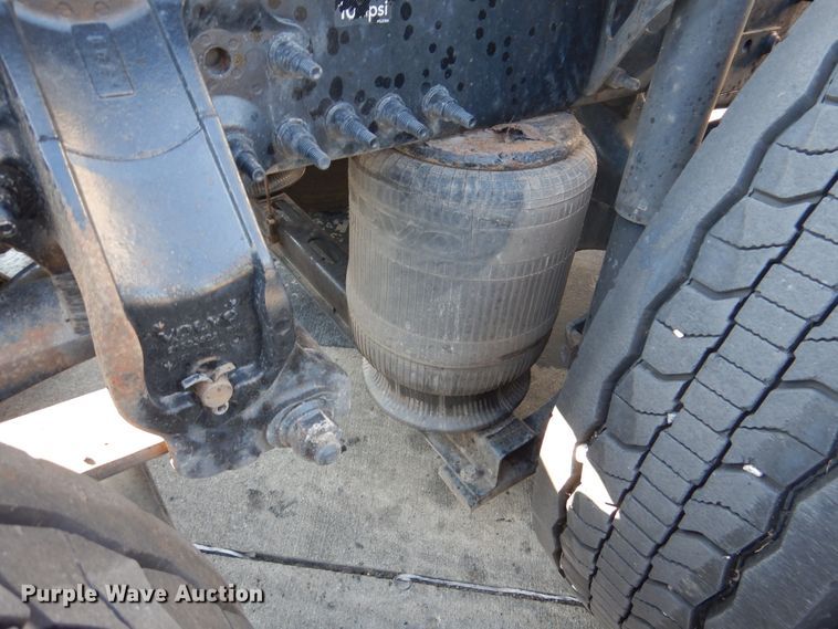 image for item DM6466 2012 Volvo VNL  semi truck