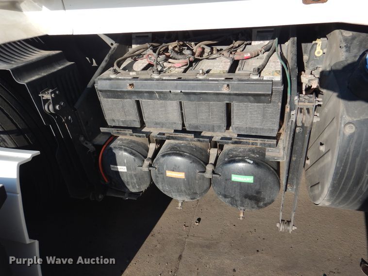 image for item DM6466 2012 Volvo VNL  semi truck