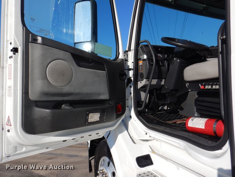 image for item DM6466 2012 Volvo VNL  semi truck