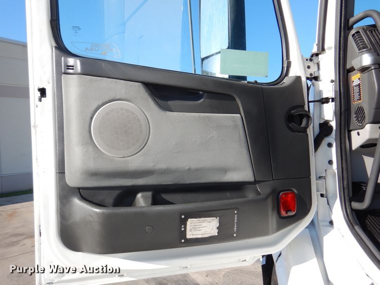 image for item DM6466 2012 Volvo VNL  semi truck