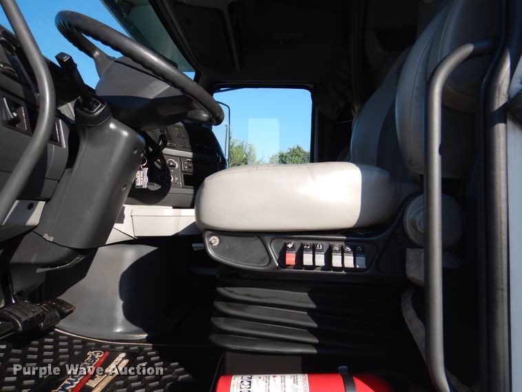 image for item DM6466 2012 Volvo VNL  semi truck