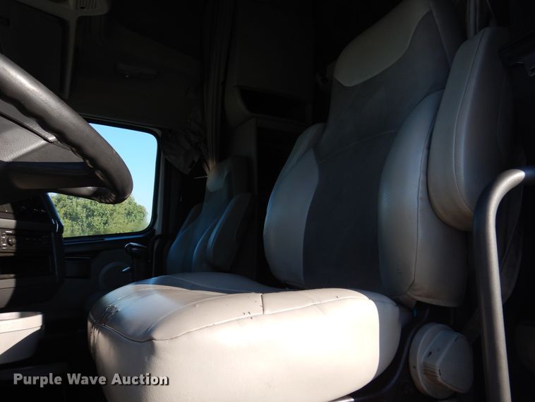 image for item DM6466 2012 Volvo VNL  semi truck