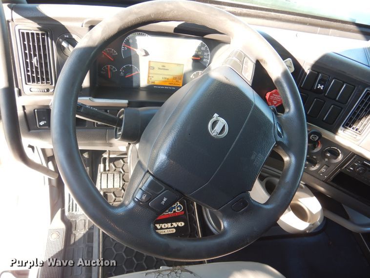 image for item DM6466 2012 Volvo VNL  semi truck