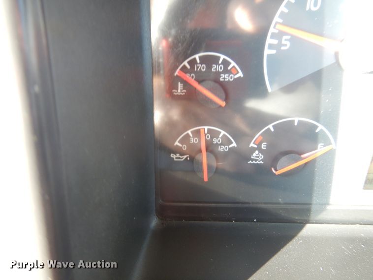 image for item DM6466 2012 Volvo VNL  semi truck