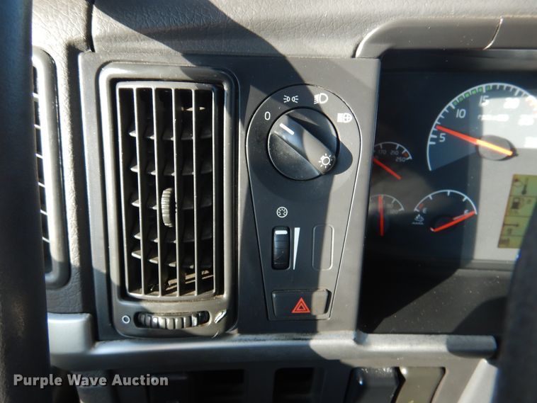 image for item DM6466 2012 Volvo VNL  semi truck