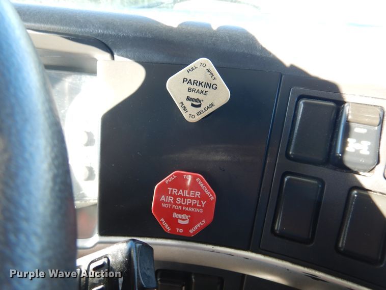 image for item DM6466 2012 Volvo VNL  semi truck