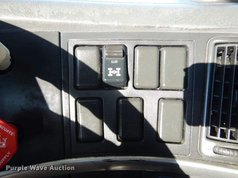 image for item DM6466 2012 Volvo VNL  semi truck