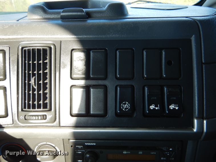 image for item DM6466 2012 Volvo VNL  semi truck