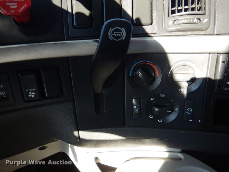 image for item DM6466 2012 Volvo VNL  semi truck