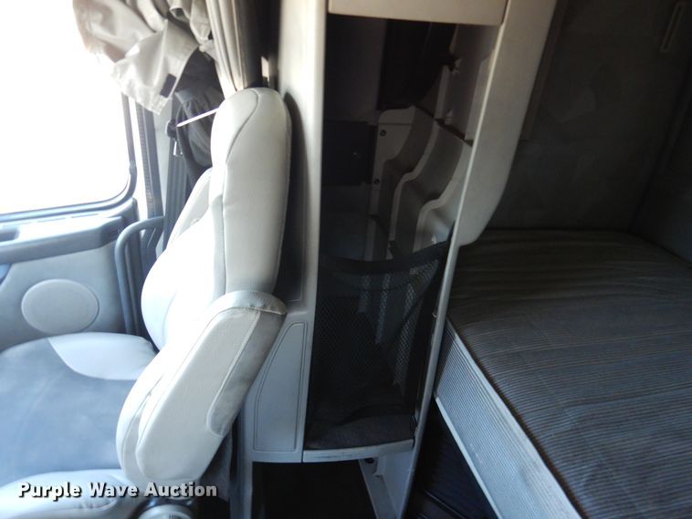 image for item DM6466 2012 Volvo VNL  semi truck