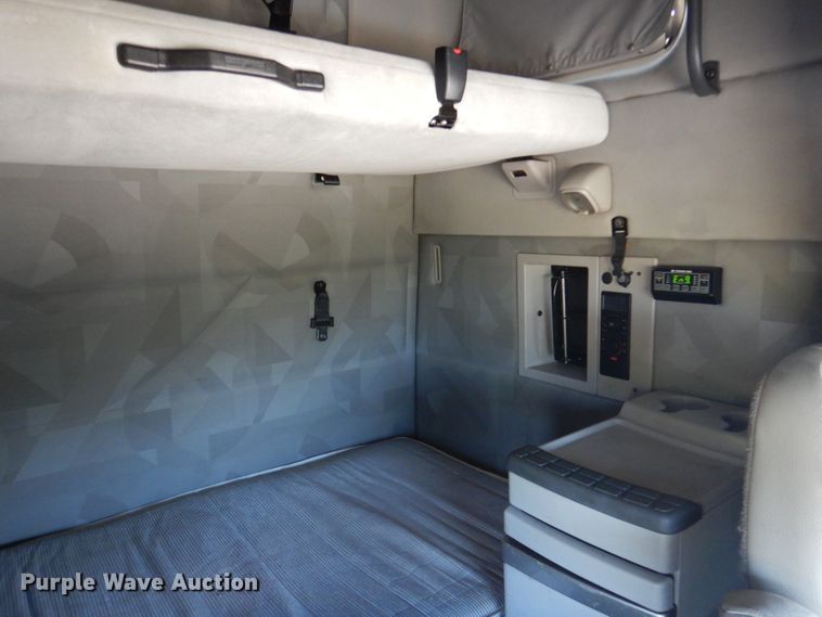 image for item DM6466 2012 Volvo VNL  semi truck