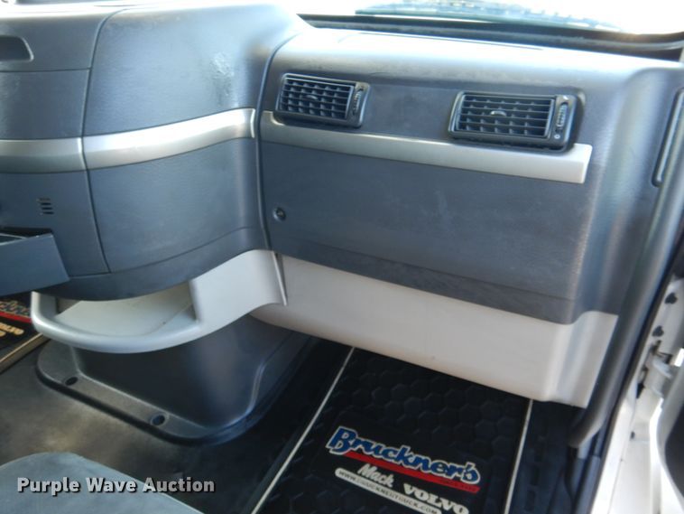 image for item DM6466 2012 Volvo VNL  semi truck