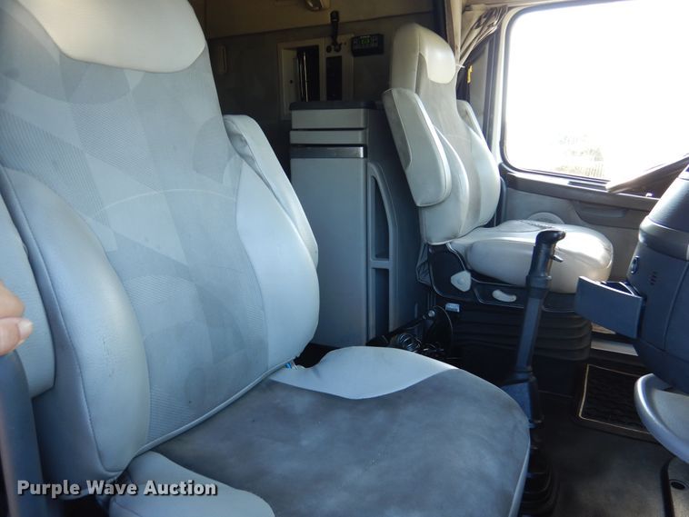 image for item DM6466 2012 Volvo VNL  semi truck