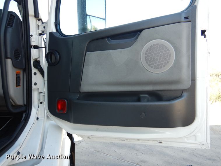 image for item DM6466 2012 Volvo VNL  semi truck