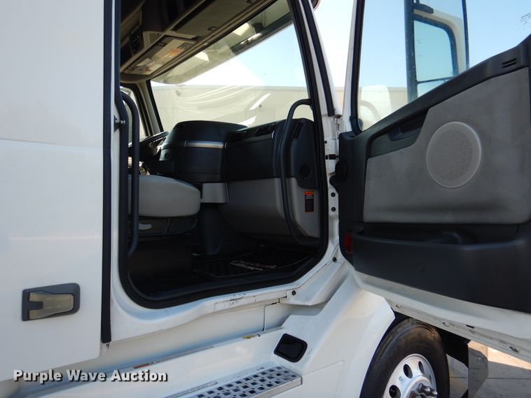 image for item DM6466 2012 Volvo VNL  semi truck