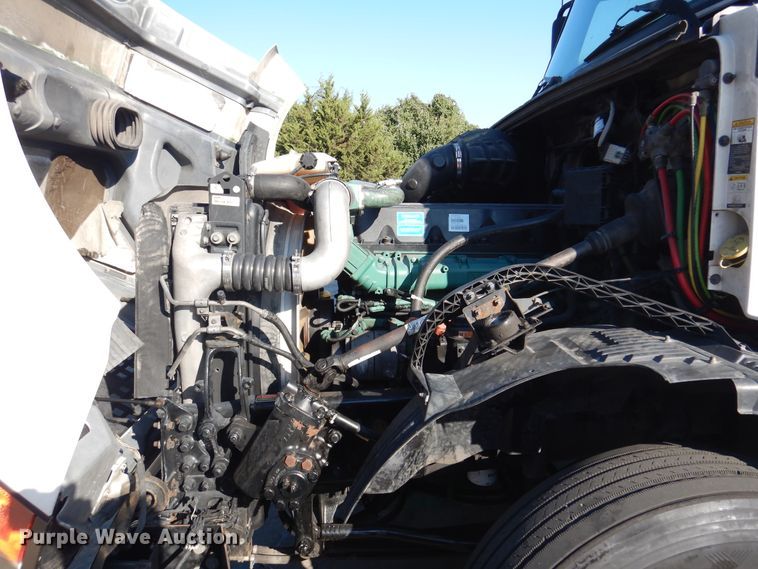 image for item DM6466 2012 Volvo VNL  semi truck